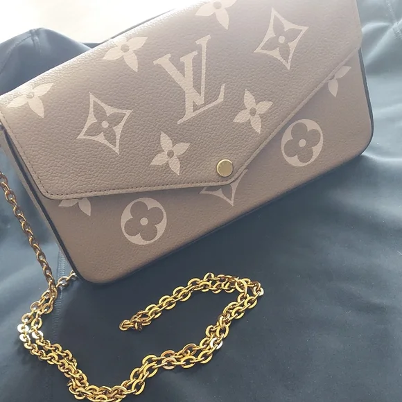 Louis Vuitton Elegant Ivory/Cream Monogram Wristlet - Picture 4 of 9